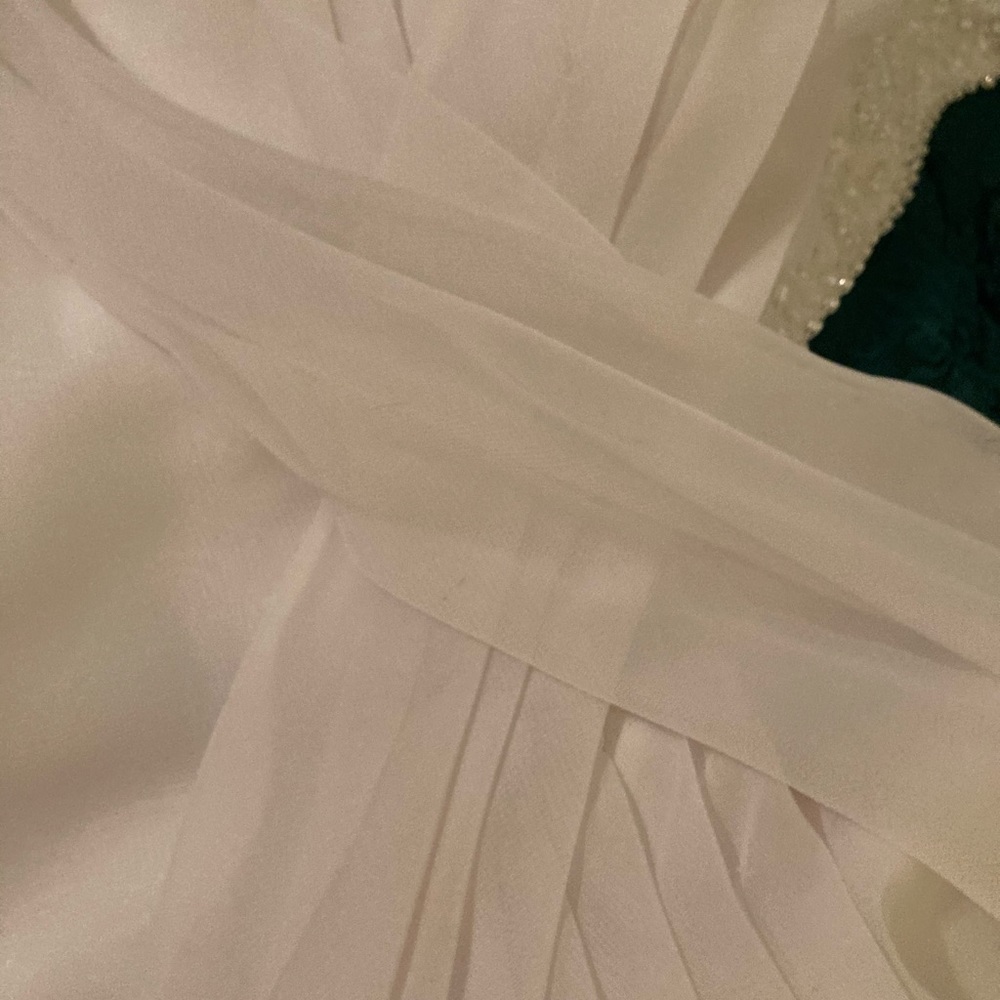 Beautiful halter top wedding dress - Picture 10 of 13